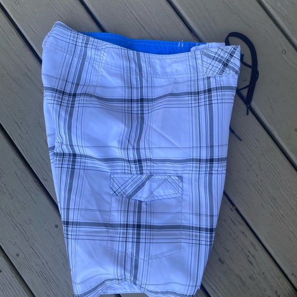 NWT Old Navy - Mens surf/board shorts (white & gray plaid) & mesh underwear, S - Picture 3 of 12